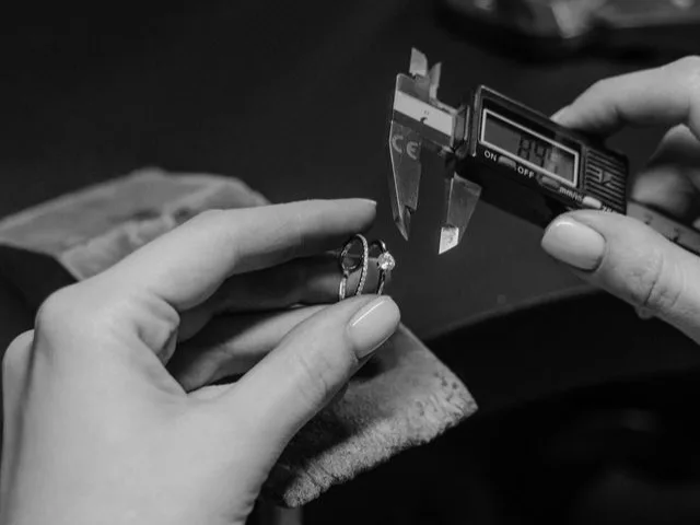 Aranyműves digitális tolómérővel ellenőrzi a gyűrű pontos méretét